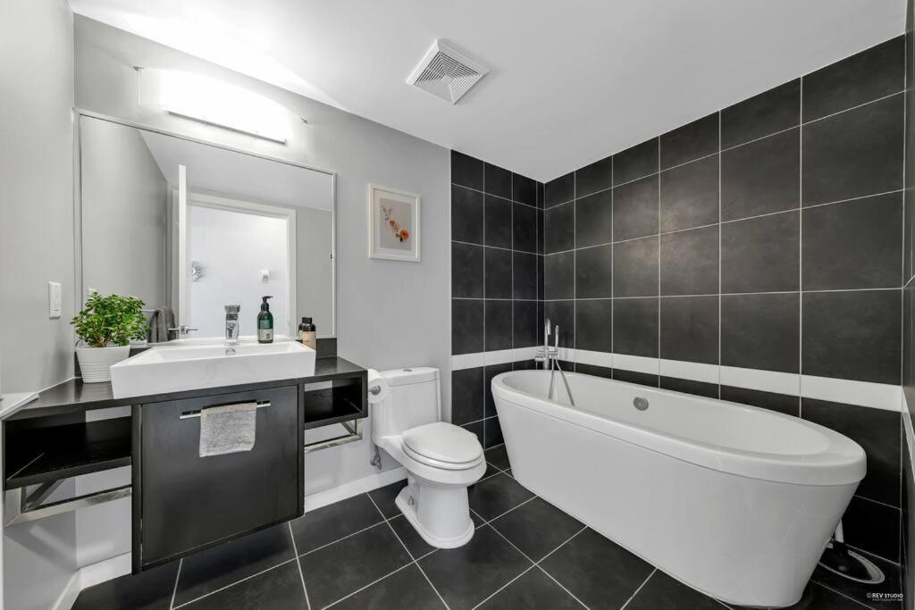Spacious Dt 2-Bdr High-Rise With View, Pool, Gym Vancouver Ngoại thất bức ảnh